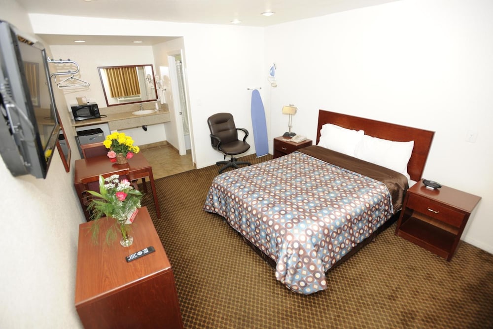 Victoria Motel 8/24