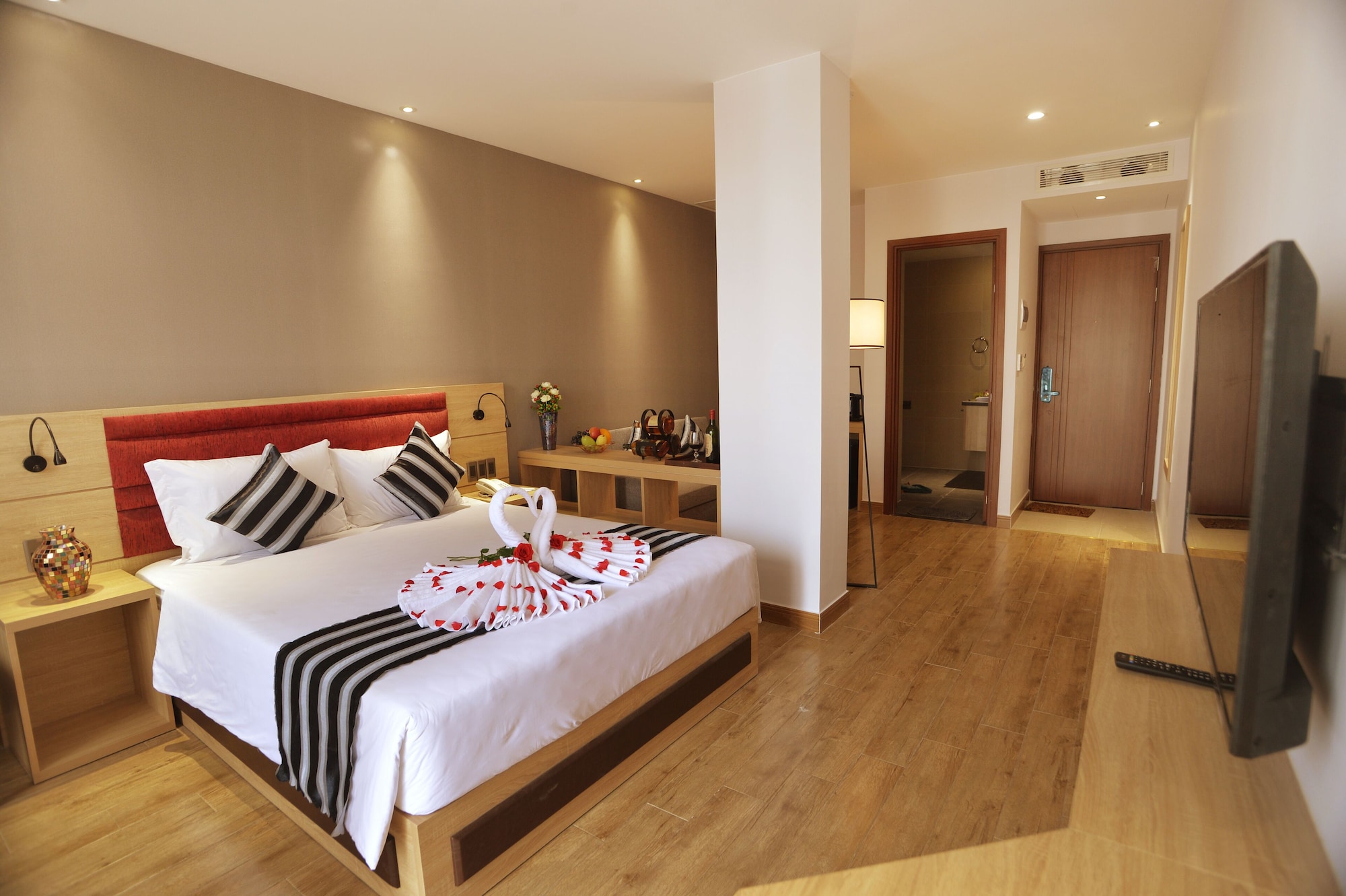 DELUXE, DOUBLE BED