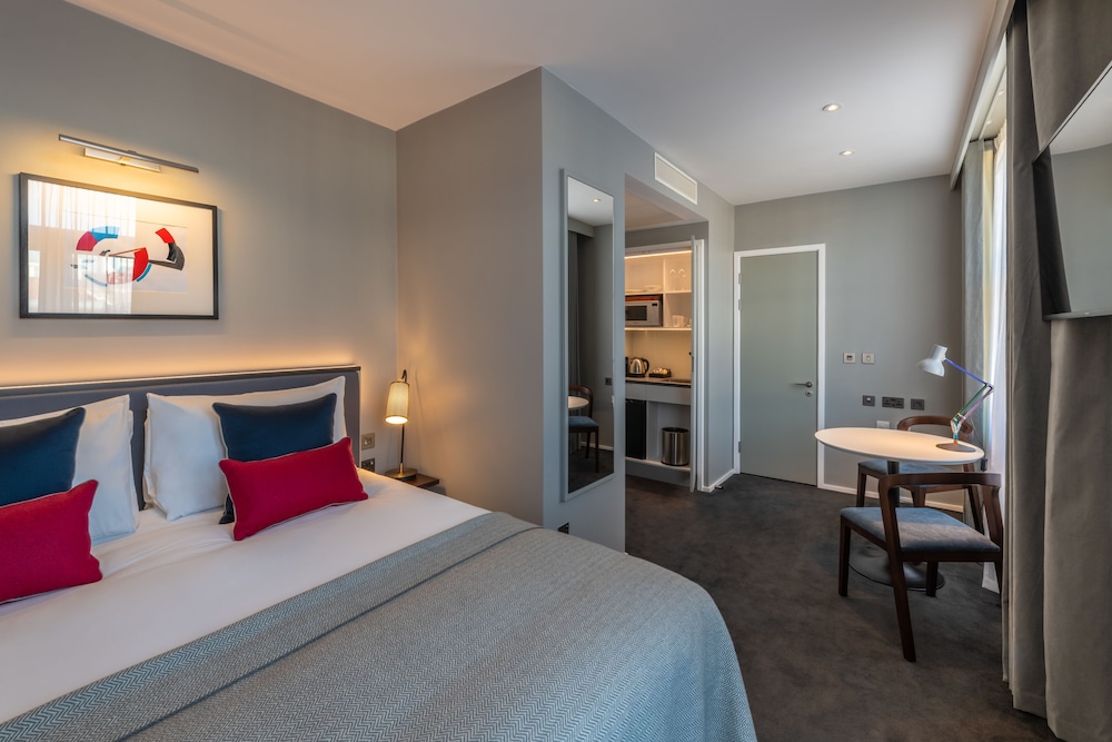 ROOM, DOUBLE OR TWIN BED