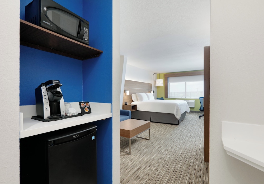 Holiday Inn Express Hotel & Suites San Antonio Nw Near Seaworld 76/76