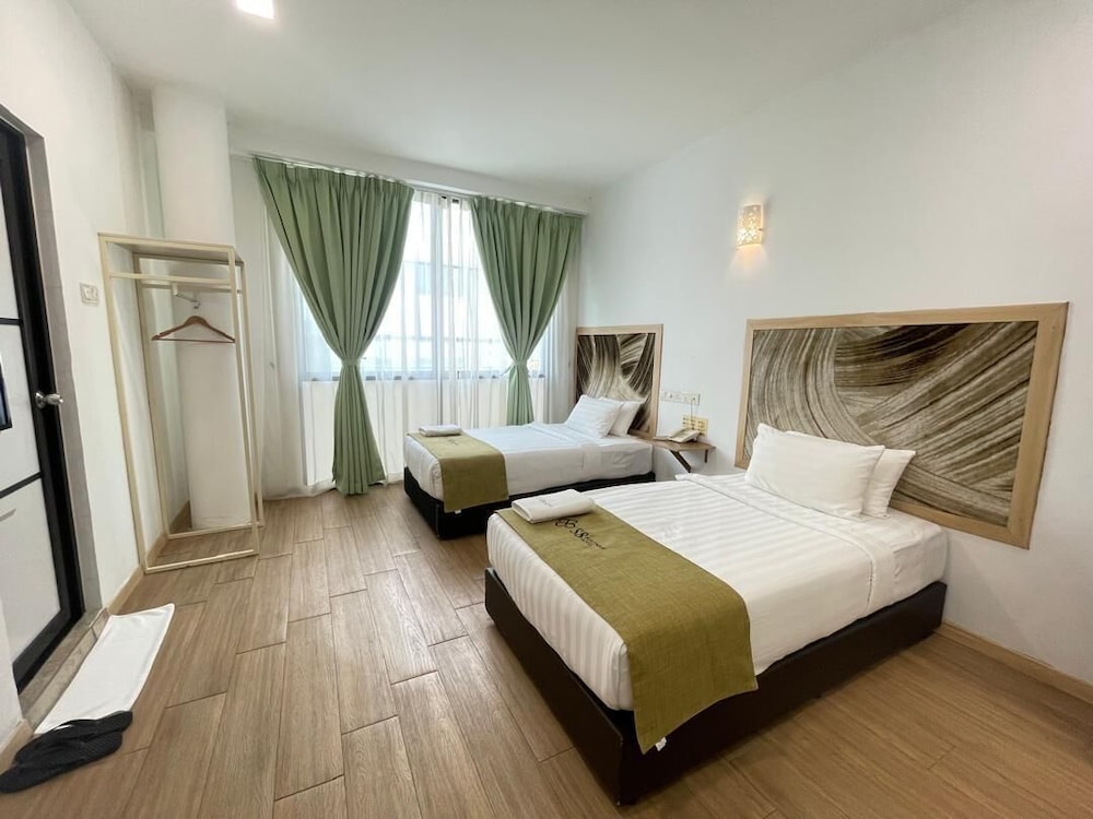 DELUXE, TWIN BEDS