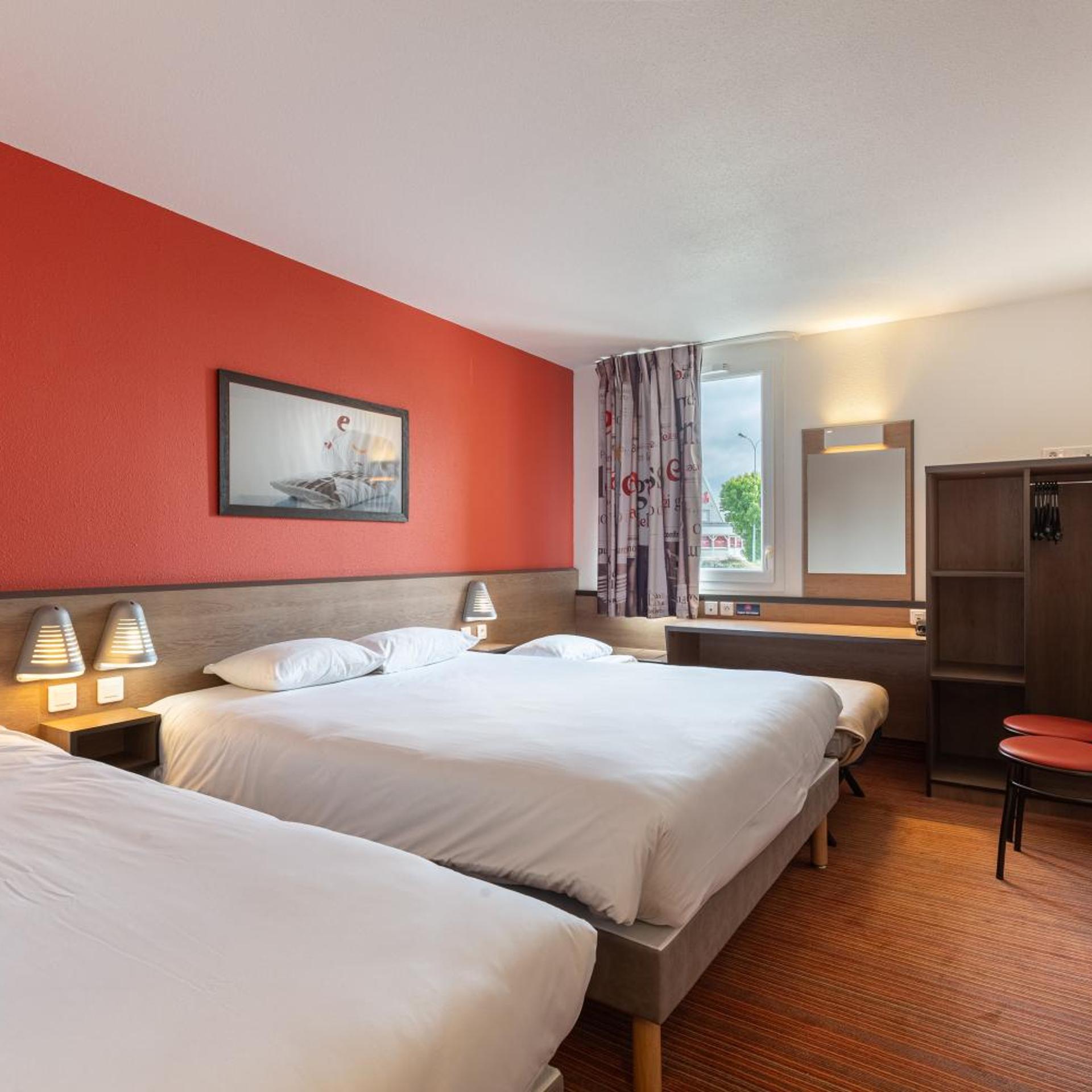 Room, Quadruple, 1 Double and 1 Single Bed, with Child Extra Bed