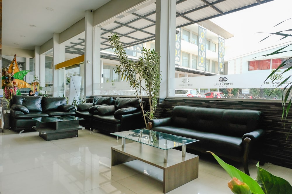 SUPER OYO Townhouse OAK Series Style Hotel Jember 14/21