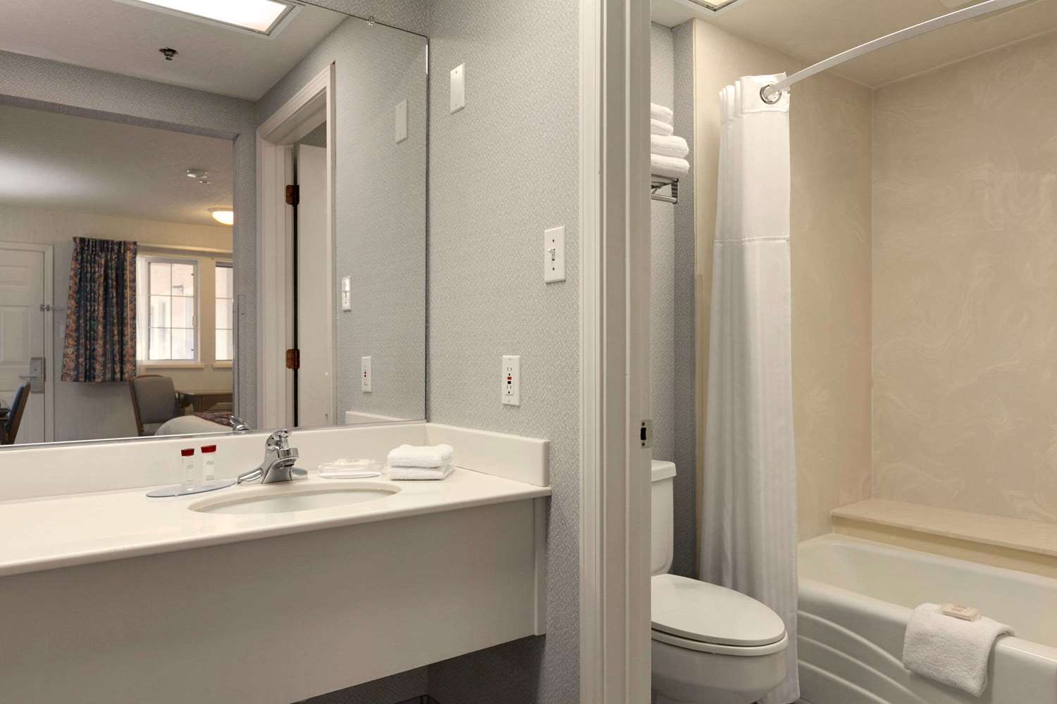 Travelodge by Wyndham Redding CA 24/25