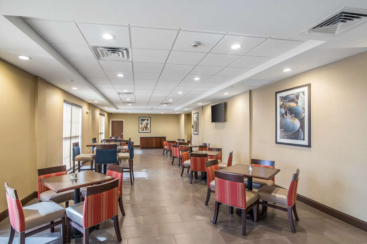 Comfort Suites Dodge City, KS 35/39