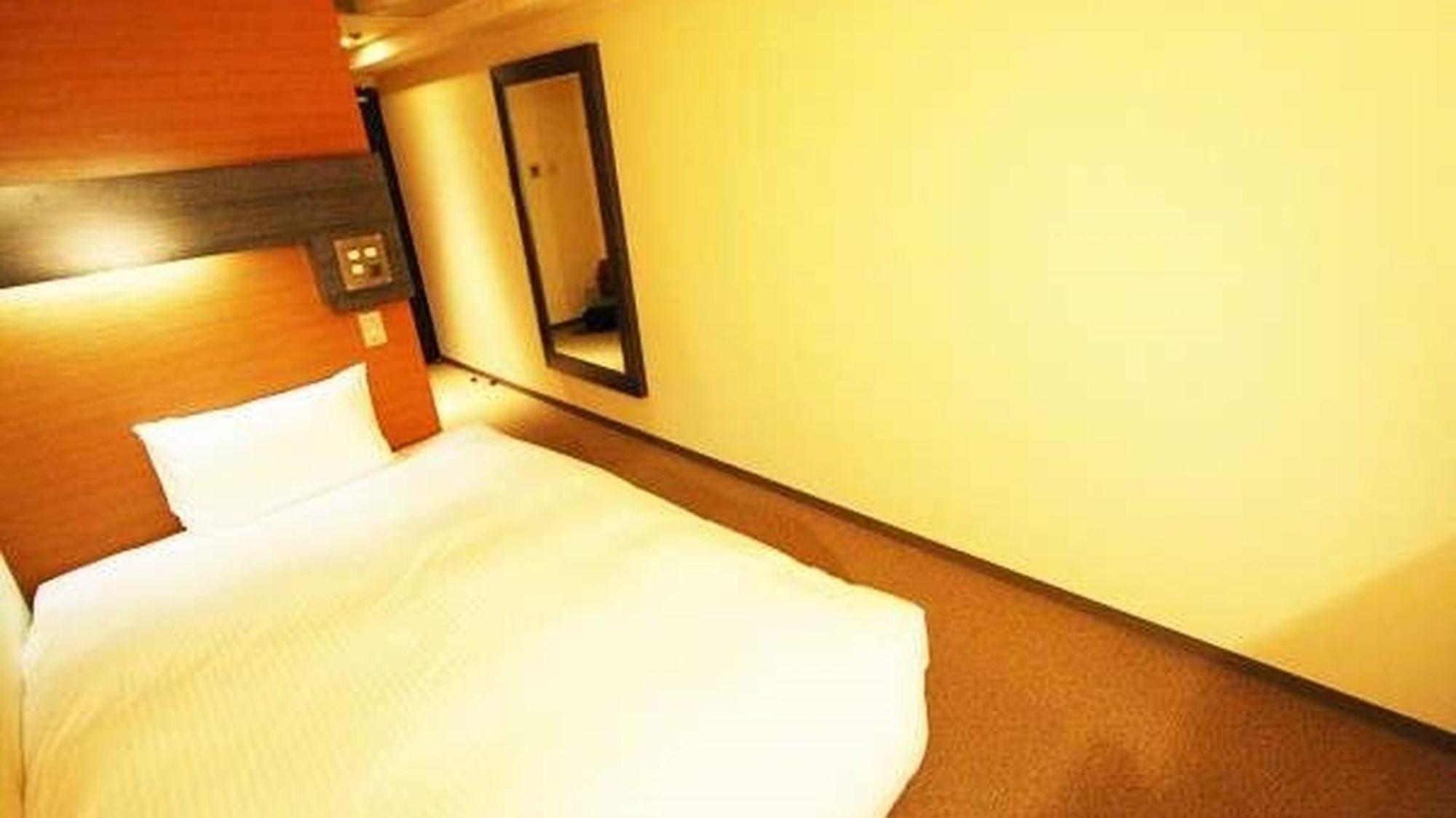 ROOM, SINGLE
