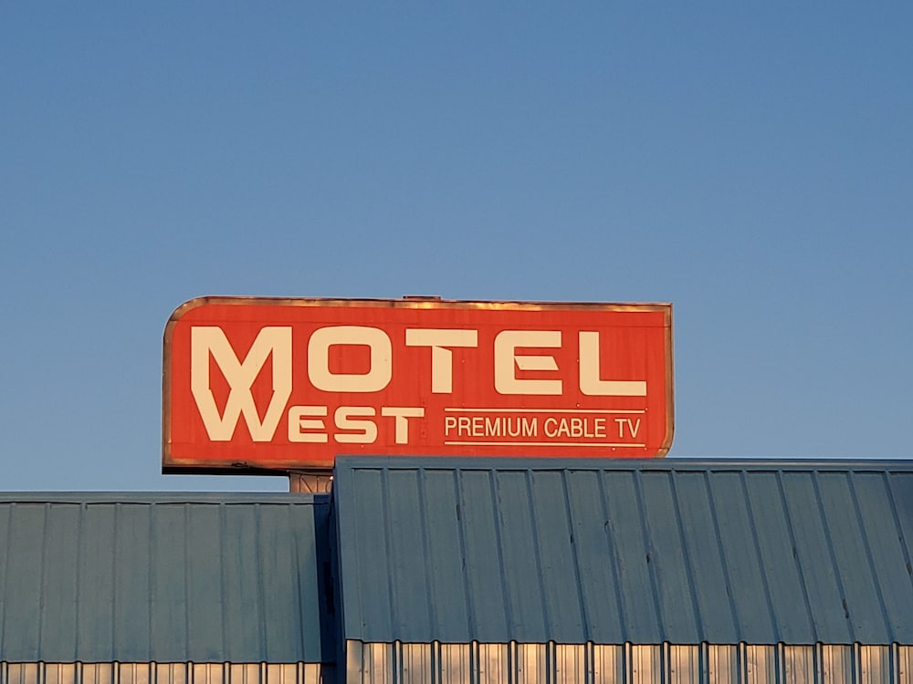 Motel West 4/44