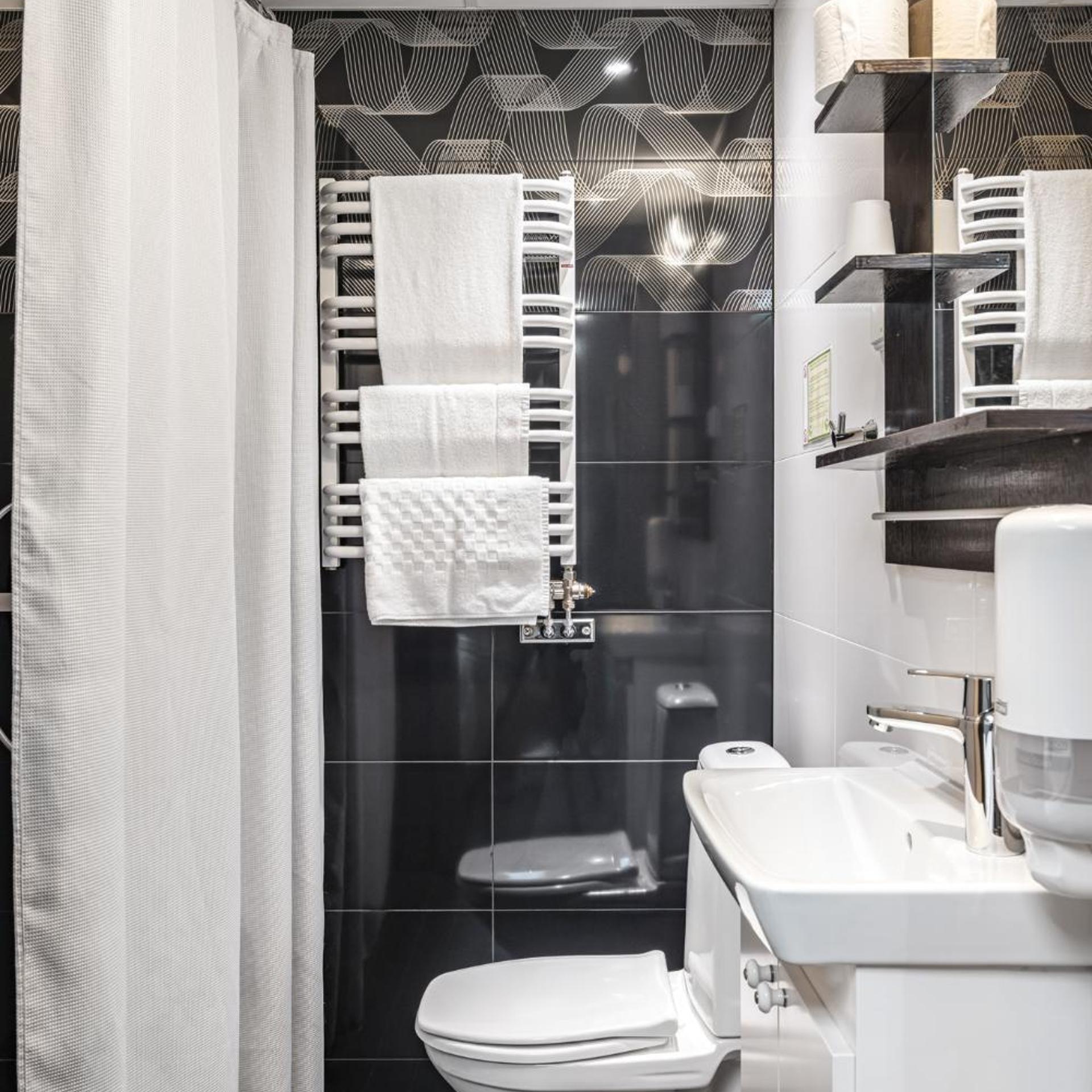 غرفة بسريرين منفصلين وسرير بطابقين، Stockholm Inn Hotel 10/10