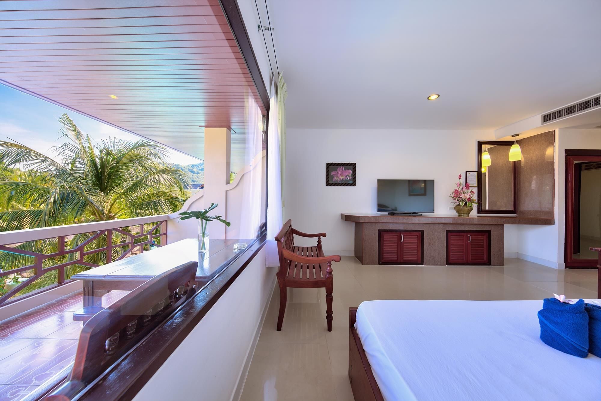 DELUXE, TRIPLE, POOL SIDE, KITCHEN