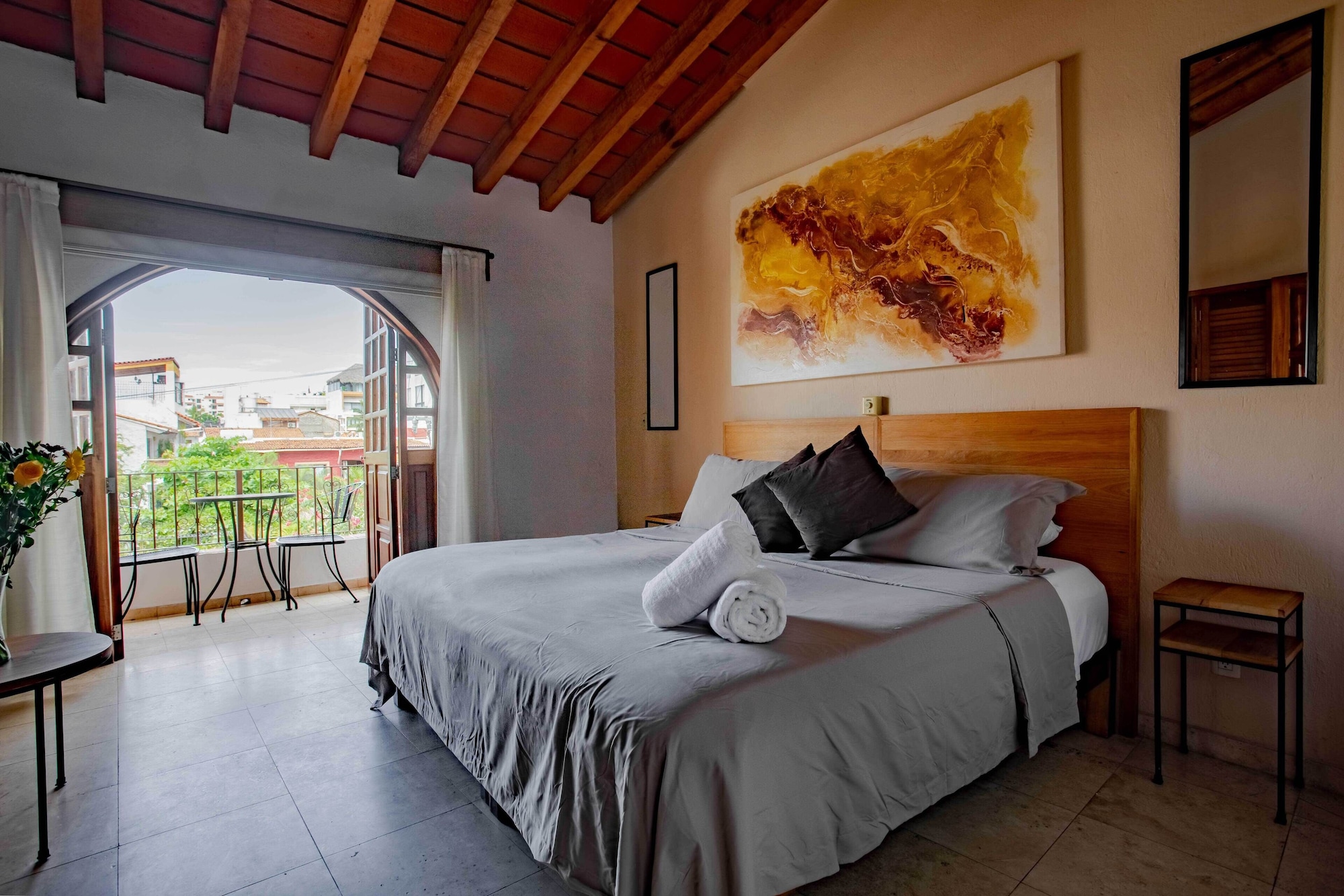 1 BEDROOM, SUITE, BALCONY