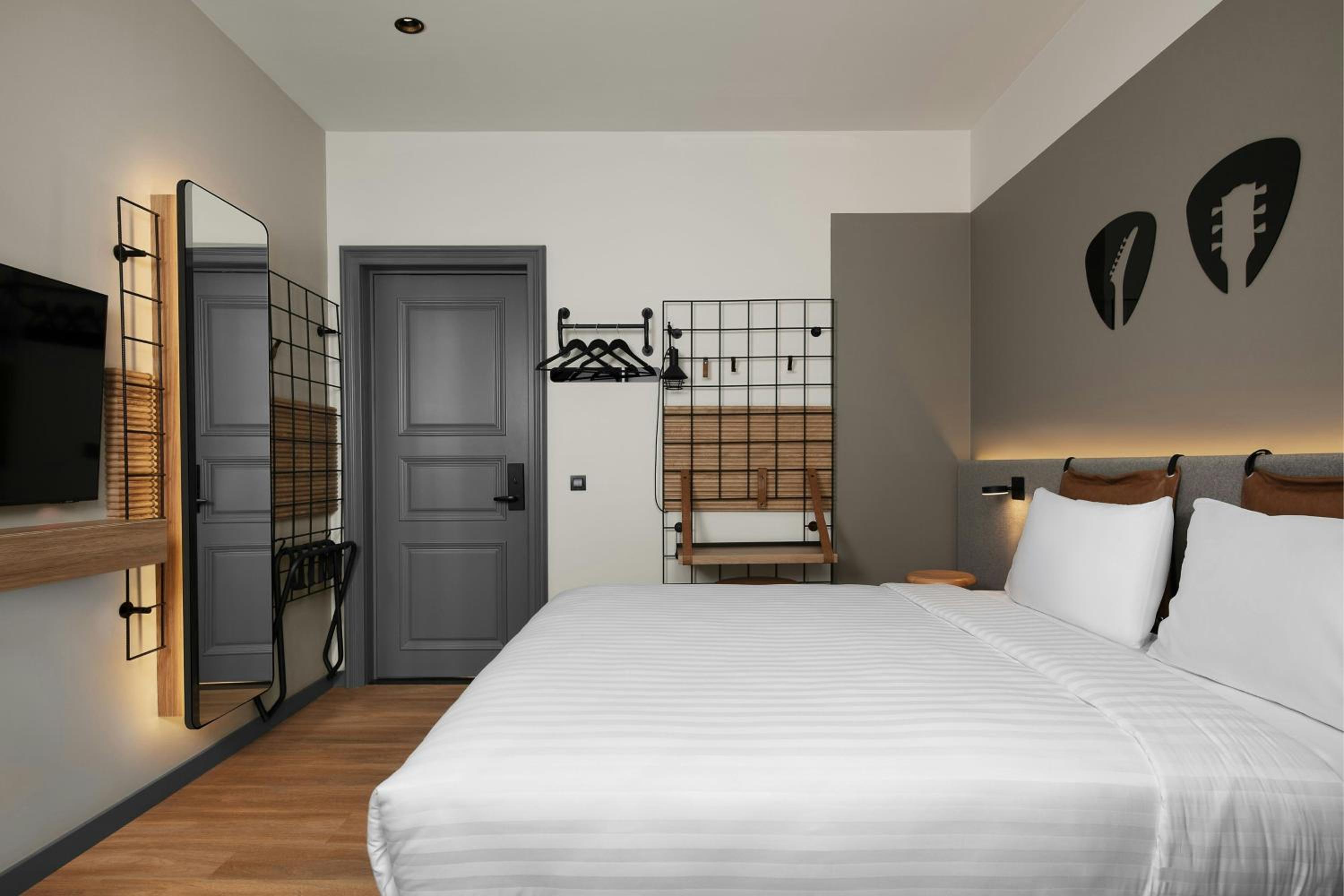 Moxy, Queen Bed, Atrium View