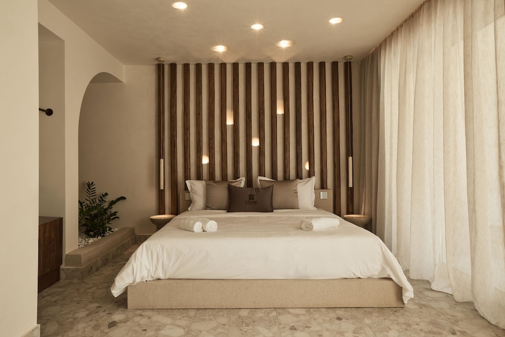 INTERIOR, RETREAT, SPA, SUITE, PRIVATE POOL, JETTED TUB