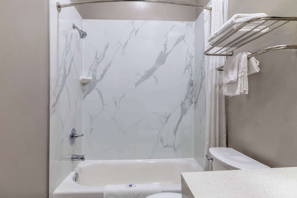 Studio6 Suites Brenham, TX 43/47