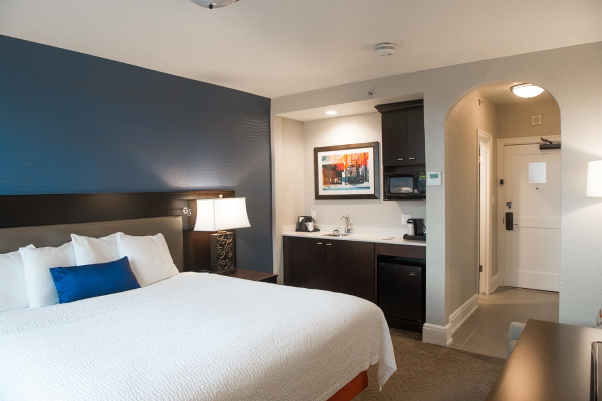 1 King Bed Deluxe Room with Wetbar
