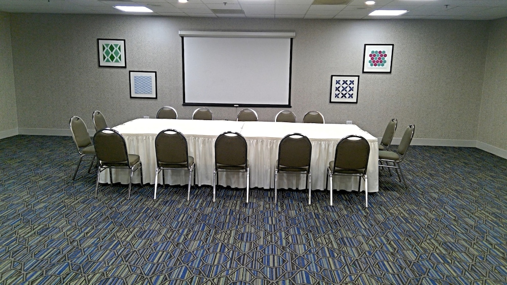 Holiday Inn Express Hotel & Suites Tracy 67/77
