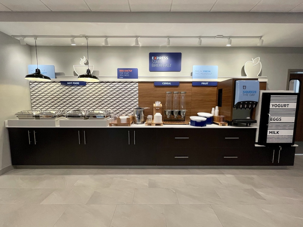Holiday Inn Express & Suites Ft. Smith Airport, an IHG Hotel 6/75