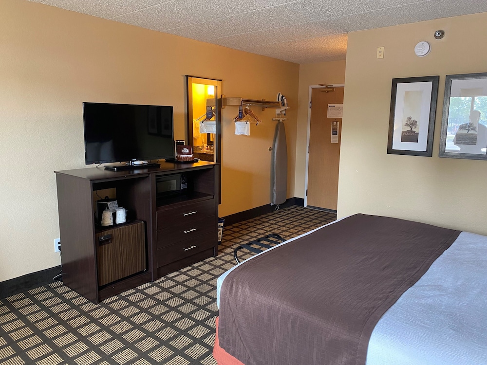 Baymont by Wyndham Lakeville 14/17
