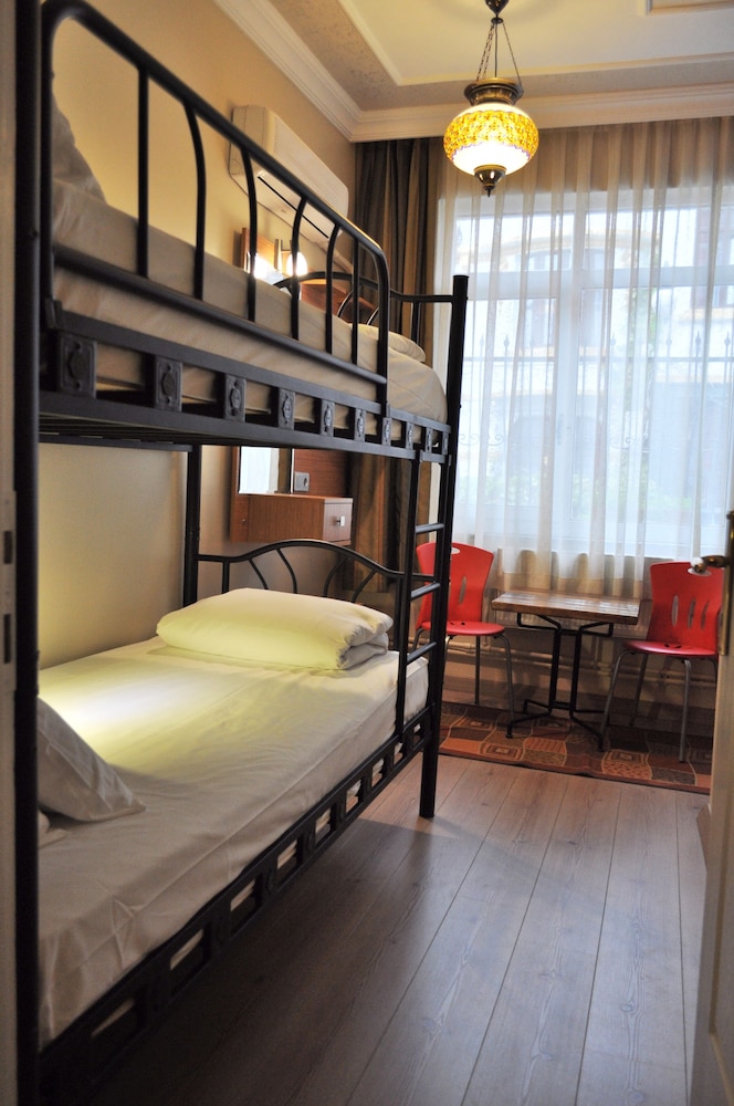 Antique Hostel 24/50