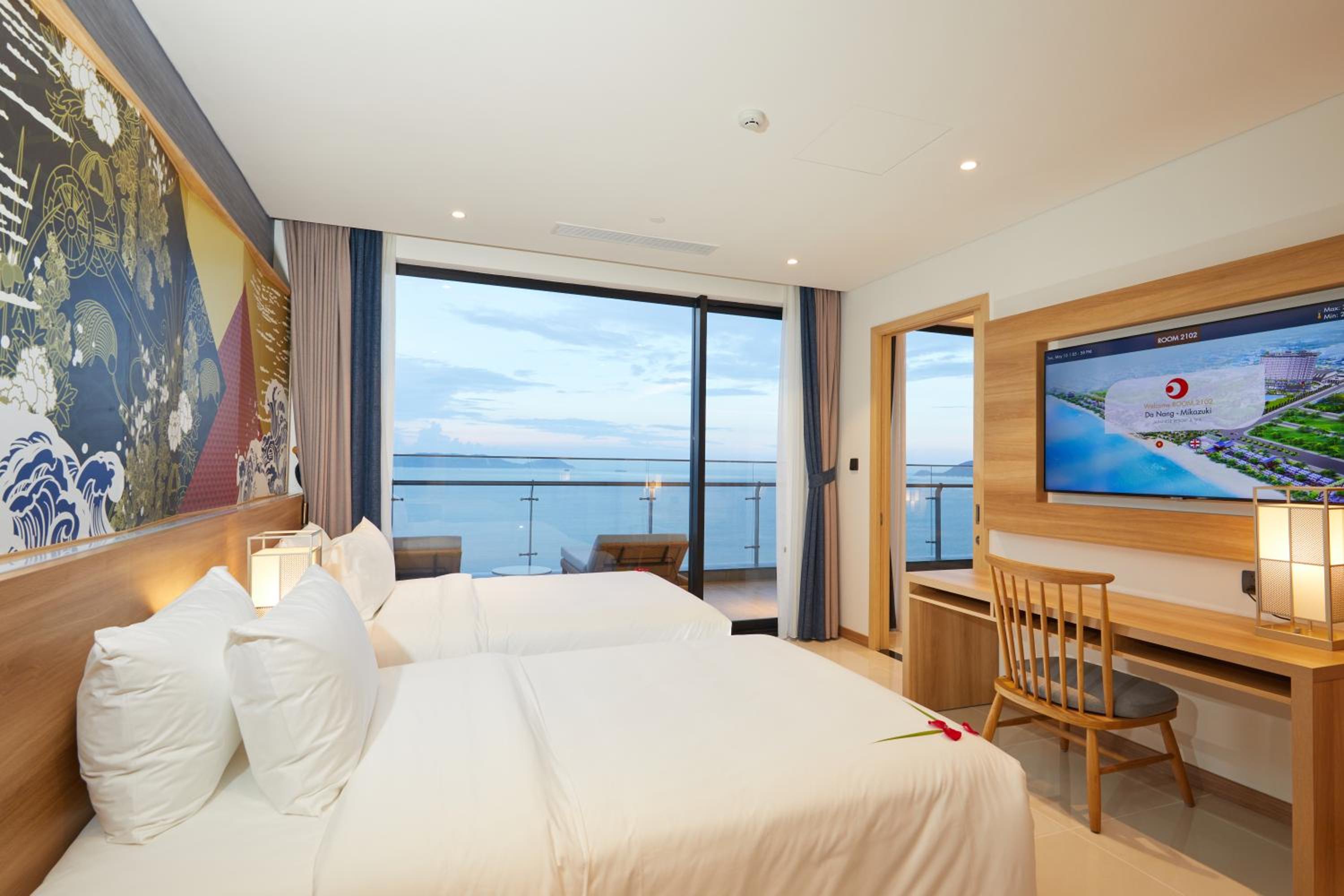 Senior, Suite, King and Twin Beds, Panoramic Ocean View