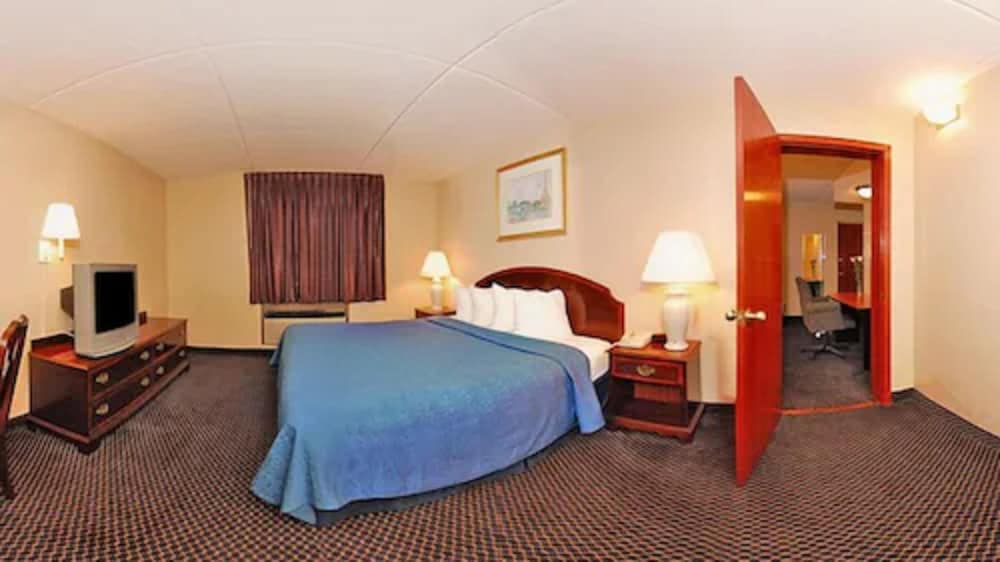 Econo Lodge Inn & Suites Waterloo Downtown 7/30