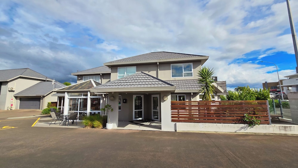 Carramar Motor Inn 4/64