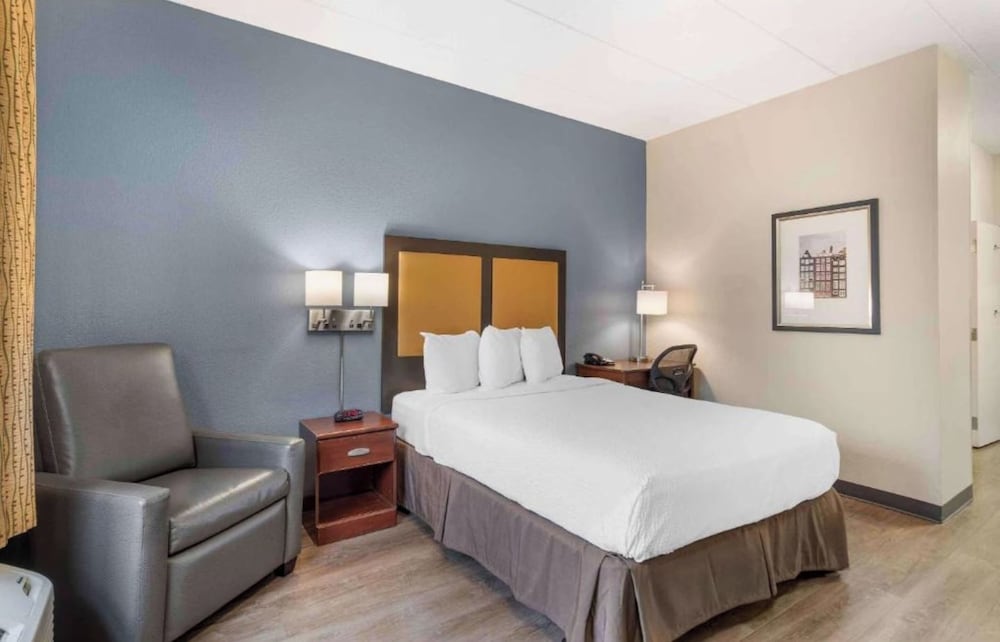 Modern, Queen Bed, Kitchen, Accessible, Studio 6 Corporate Extended Stay Chicago Lisle IL 3/6