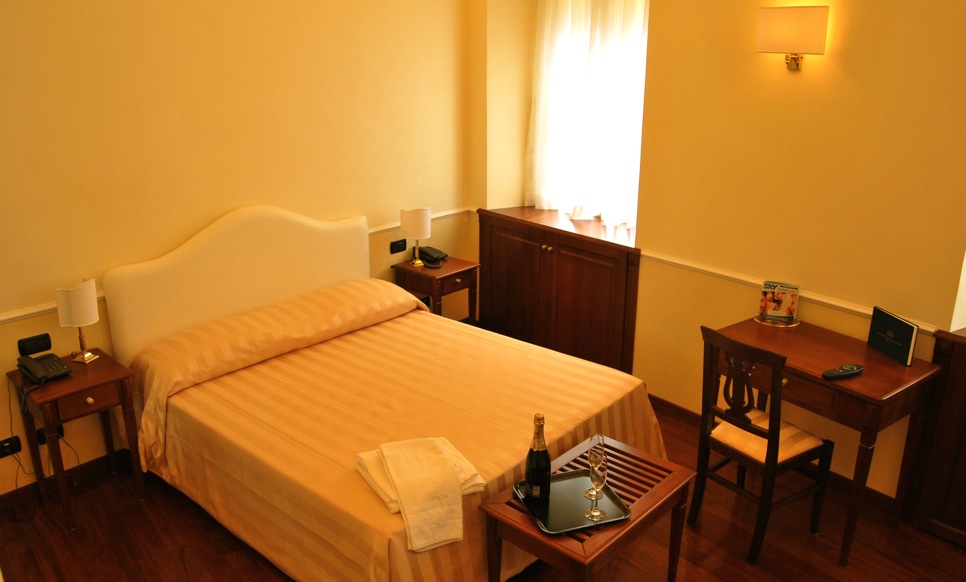 ROOM, DOUBLE BED