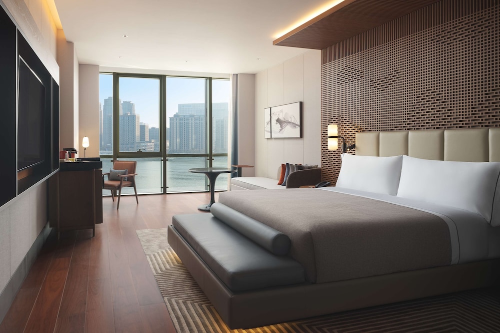 DELUXE, KING BED, LAKE VIEW