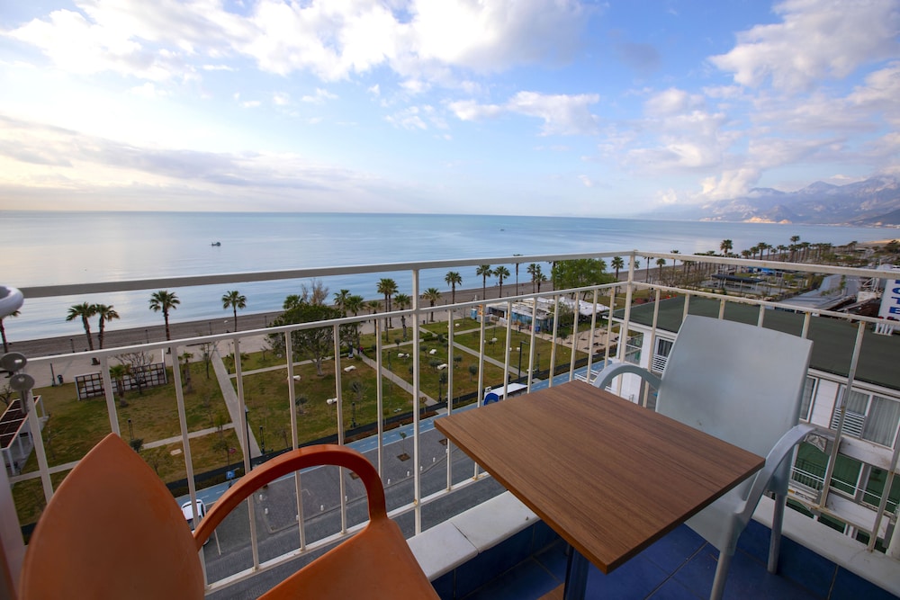 Kristal Beach Hotel 43/48
