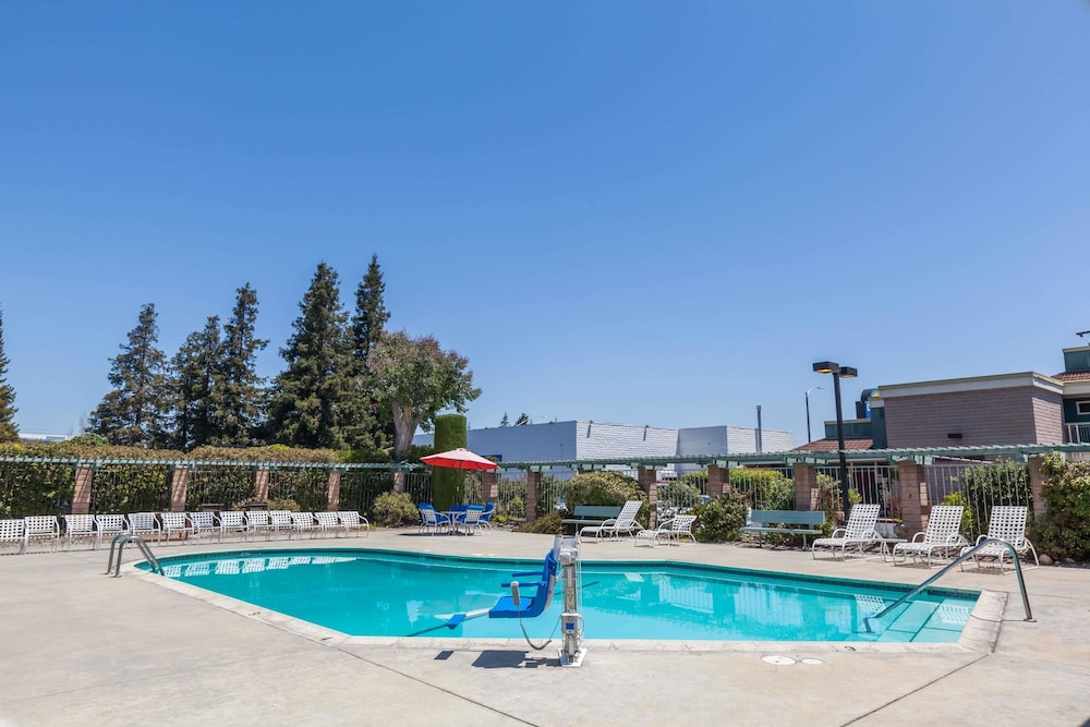 Days Inn & Suites By Wyndham Sunnyvale 1/36