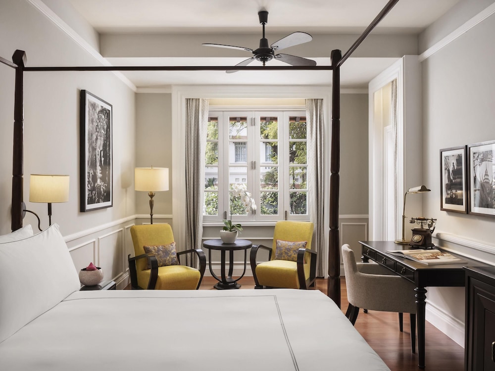 جناح بسرير كينج بشرفة، Raffles Hotel Le Royal 3/5