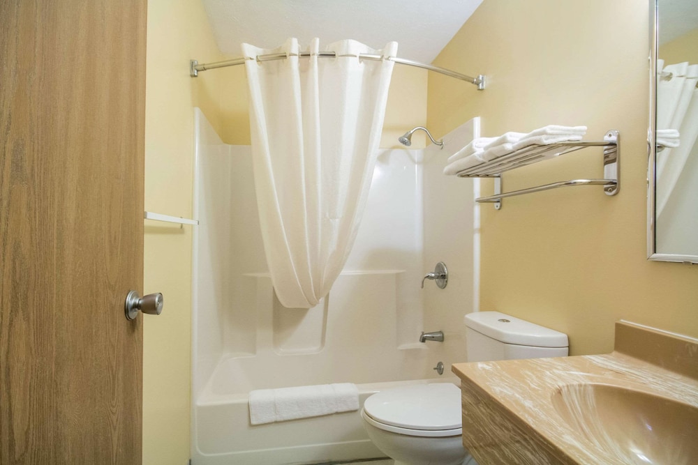 Econo Lodge Lansing Leavenworth 10/26