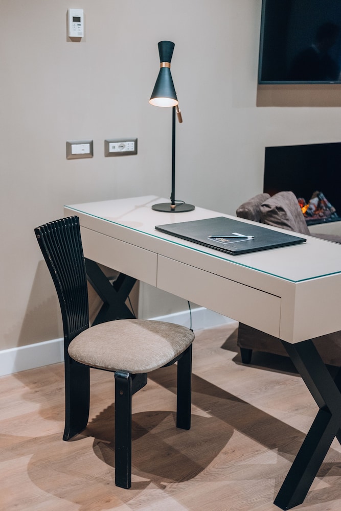Caruso Place Boutique Wellness Suites 58/70