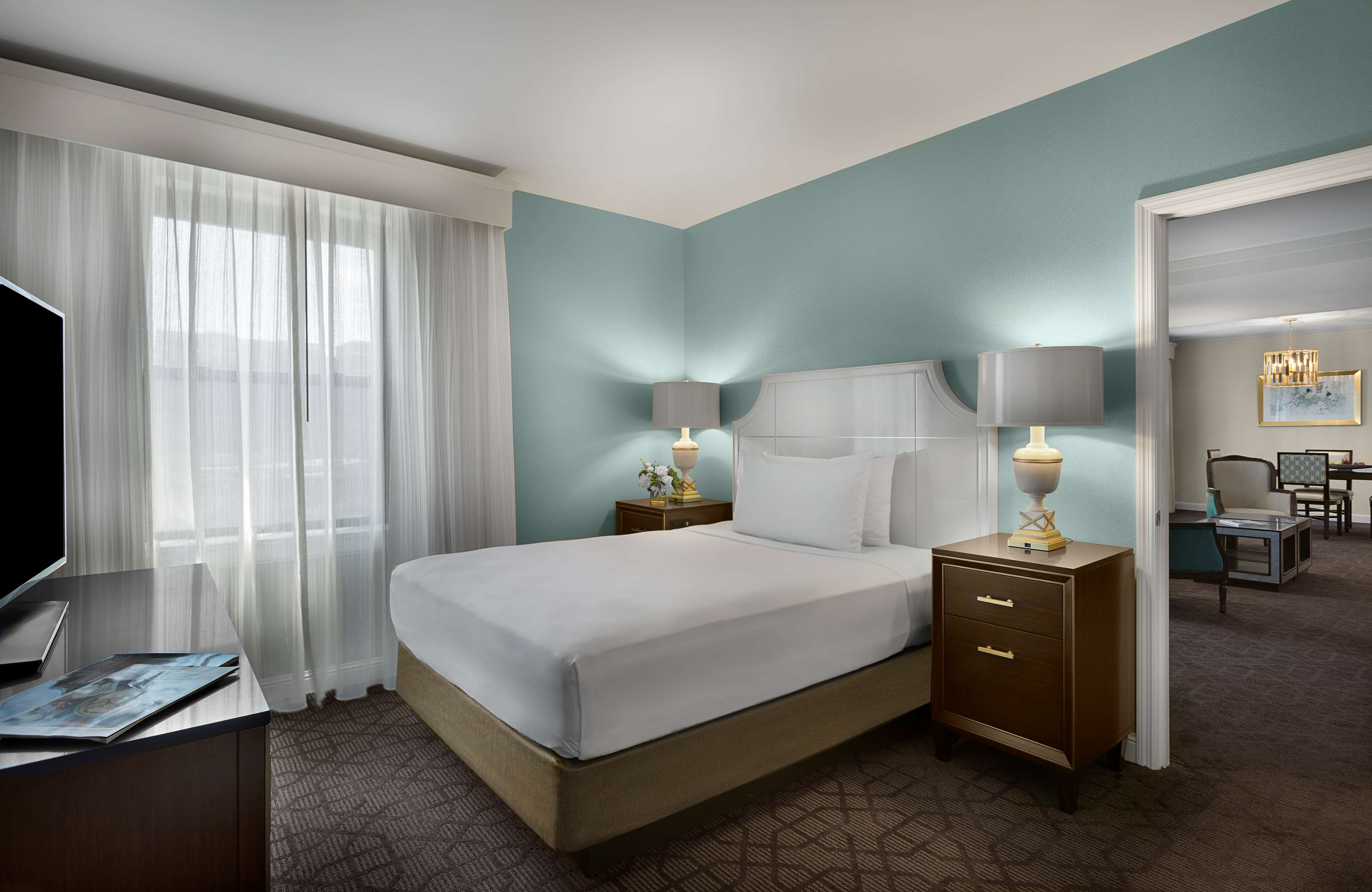 1 BEDROOM, CHASE, SUITE, QUEEN BED