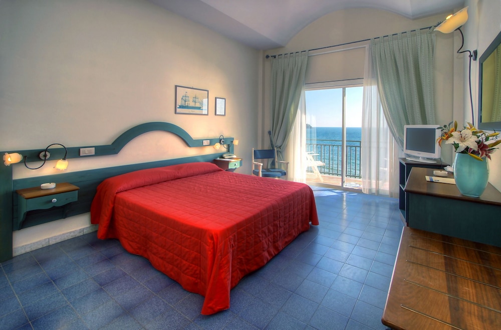 SUMMIT HOTEL 27/70