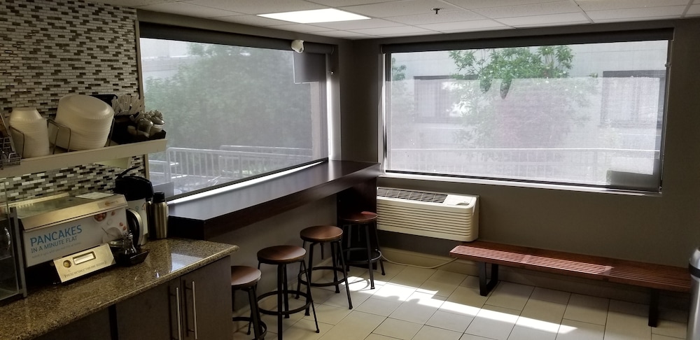 Airport Waterfront Inn 46/59