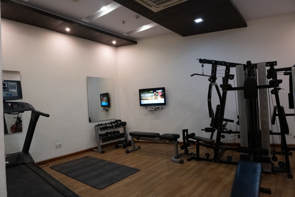 Hyphen Premier Hotel 24/50