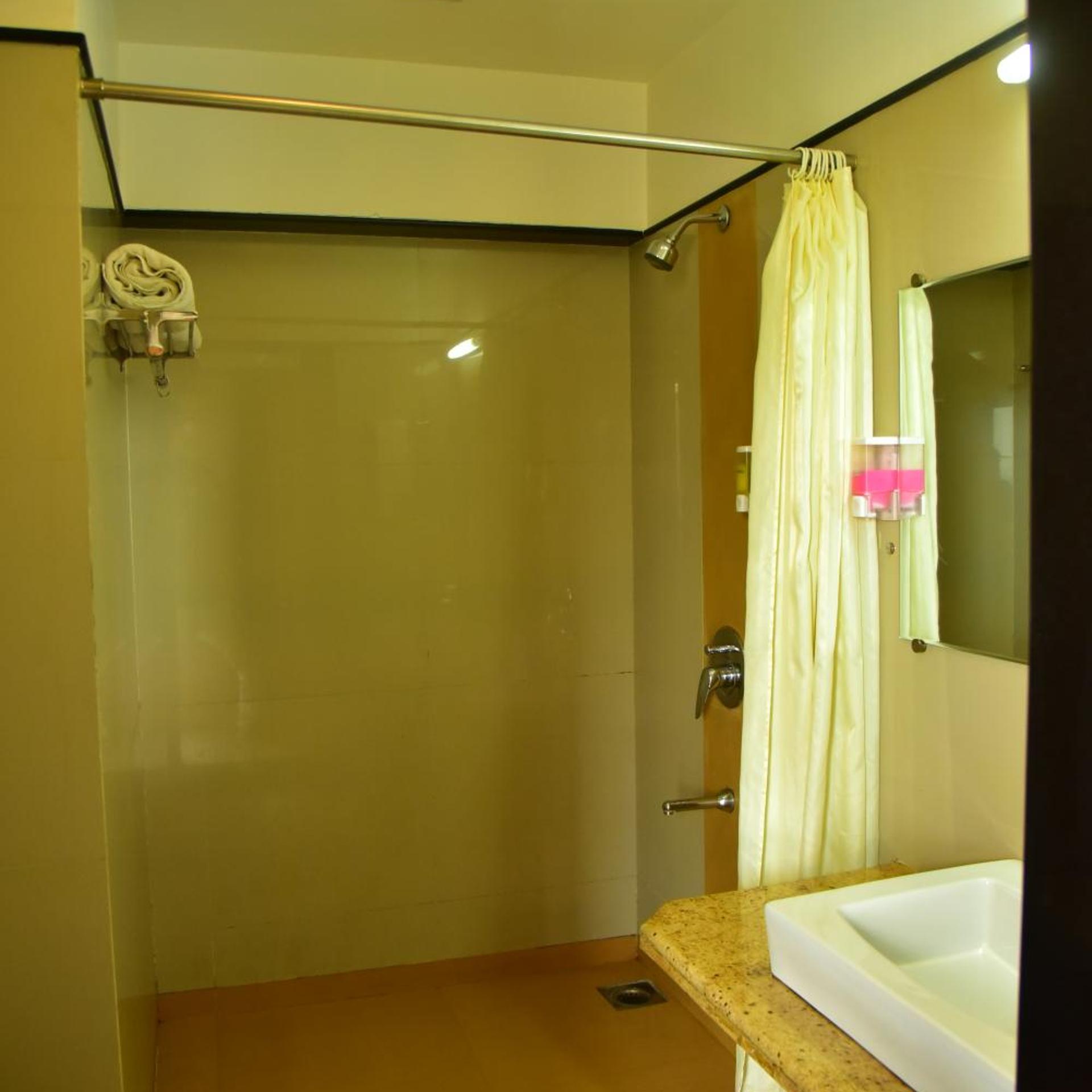 Hi 5 Hotel And Experience 38/39