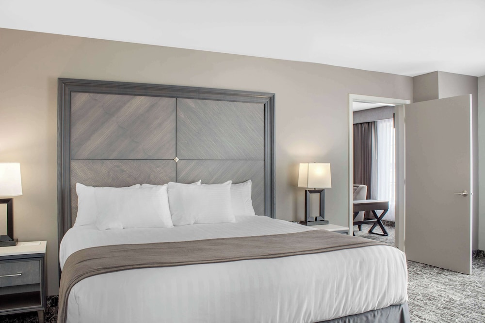 1 Bedroom, Tower, Suite, King Bed, River View