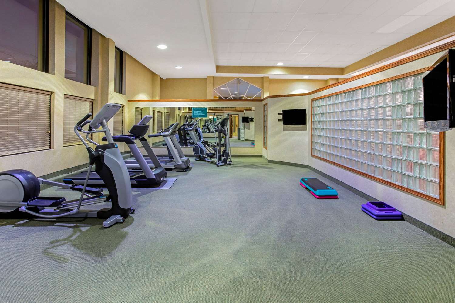 La Quinta Inn & Suites by Wyndham Appleton College Avenue 27/49
