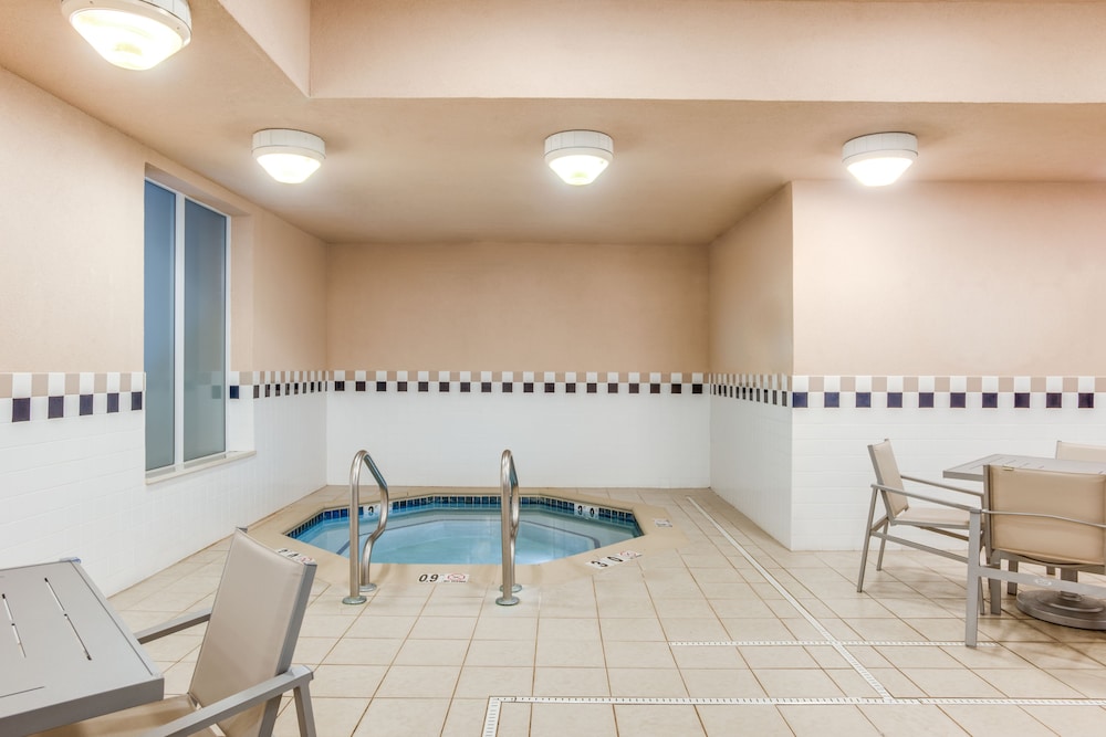 Holiday Inn Express Hotel & Suites Bethlehem 62/72