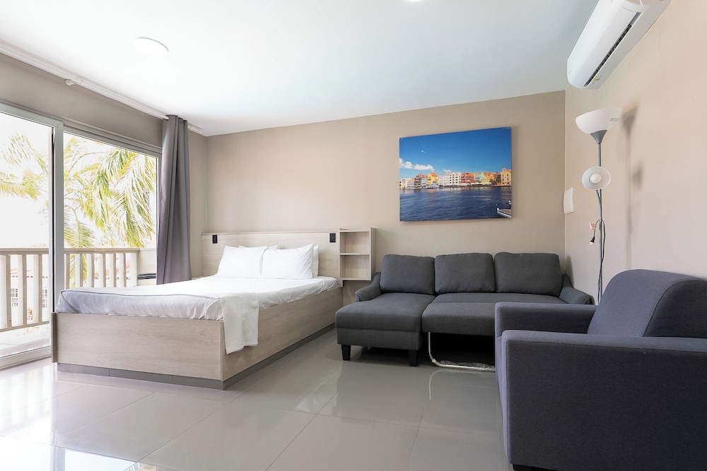غرفة عائلية بسريرين كوين بإطلالة على المسبح مع أريكة، Delynne Boutique Hotel 5/10