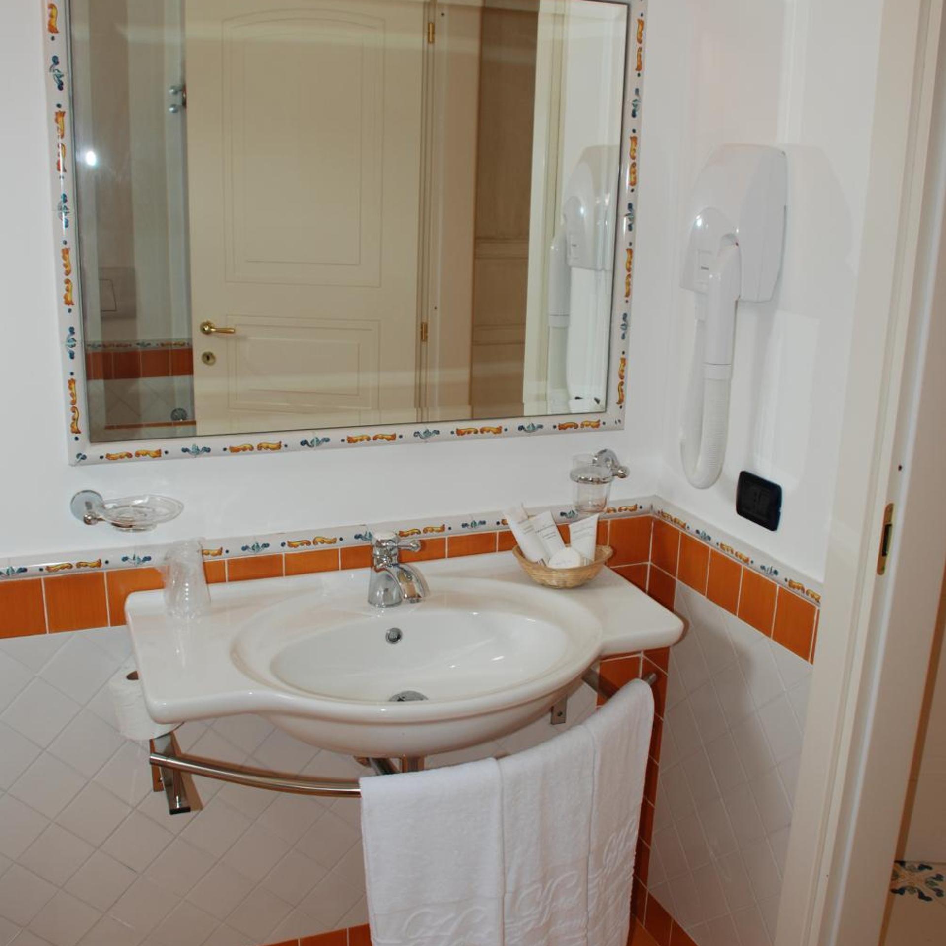 Deluxe, Double Bed, Lateral Side Sea View