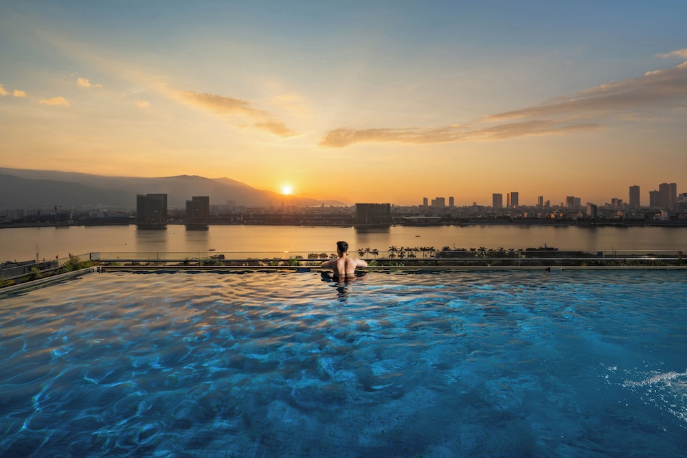 New Orient Hotel Danang 64/70