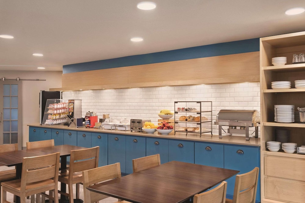 Country Inn & Suites by Radisson, Northfield, MN 19/25