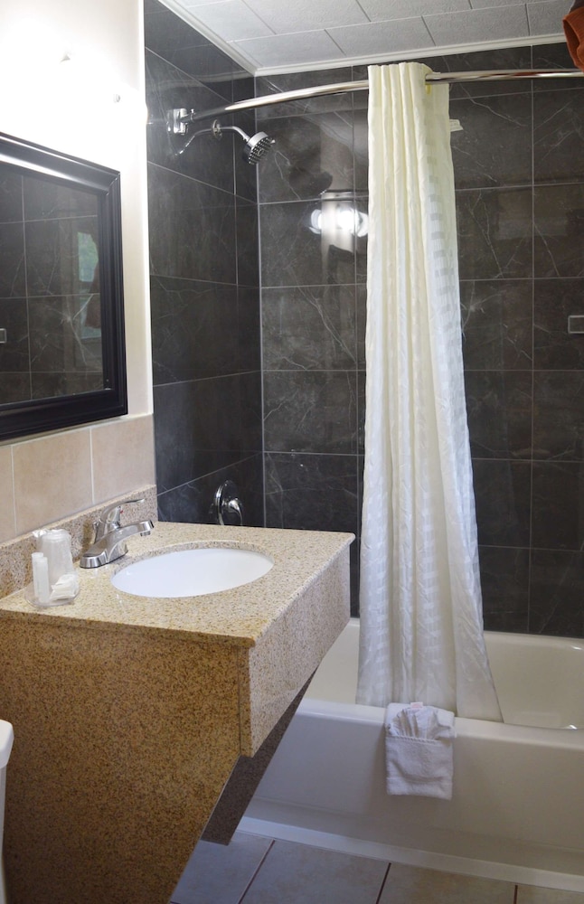 غرفة بسرير كوين، Knights Inn Arnprior 5/5