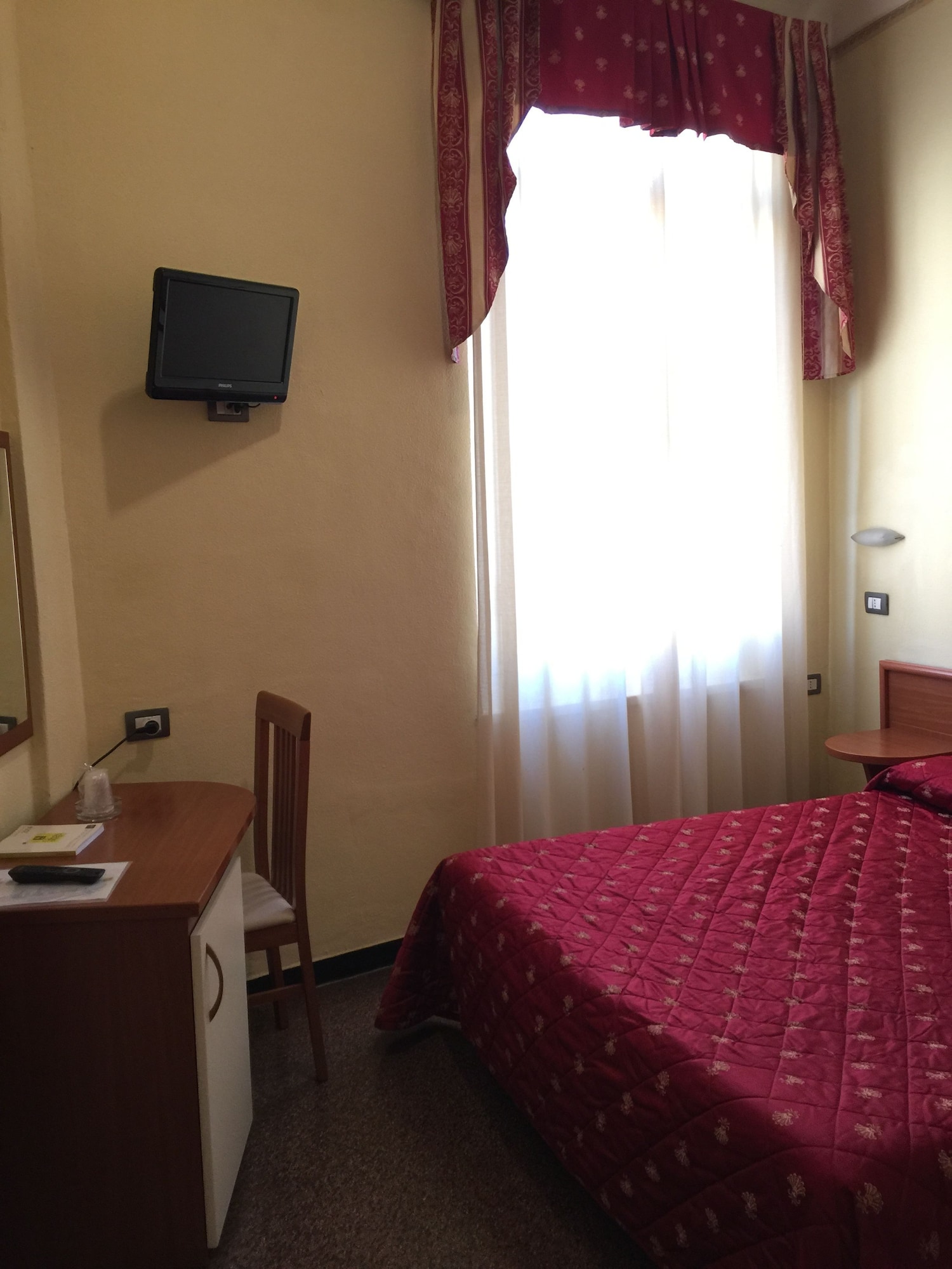 ROOM, SINGLE