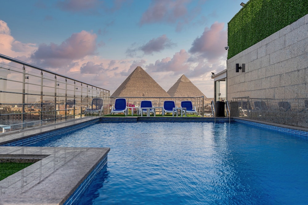 Gold’s Pyramids Hotel 38/42