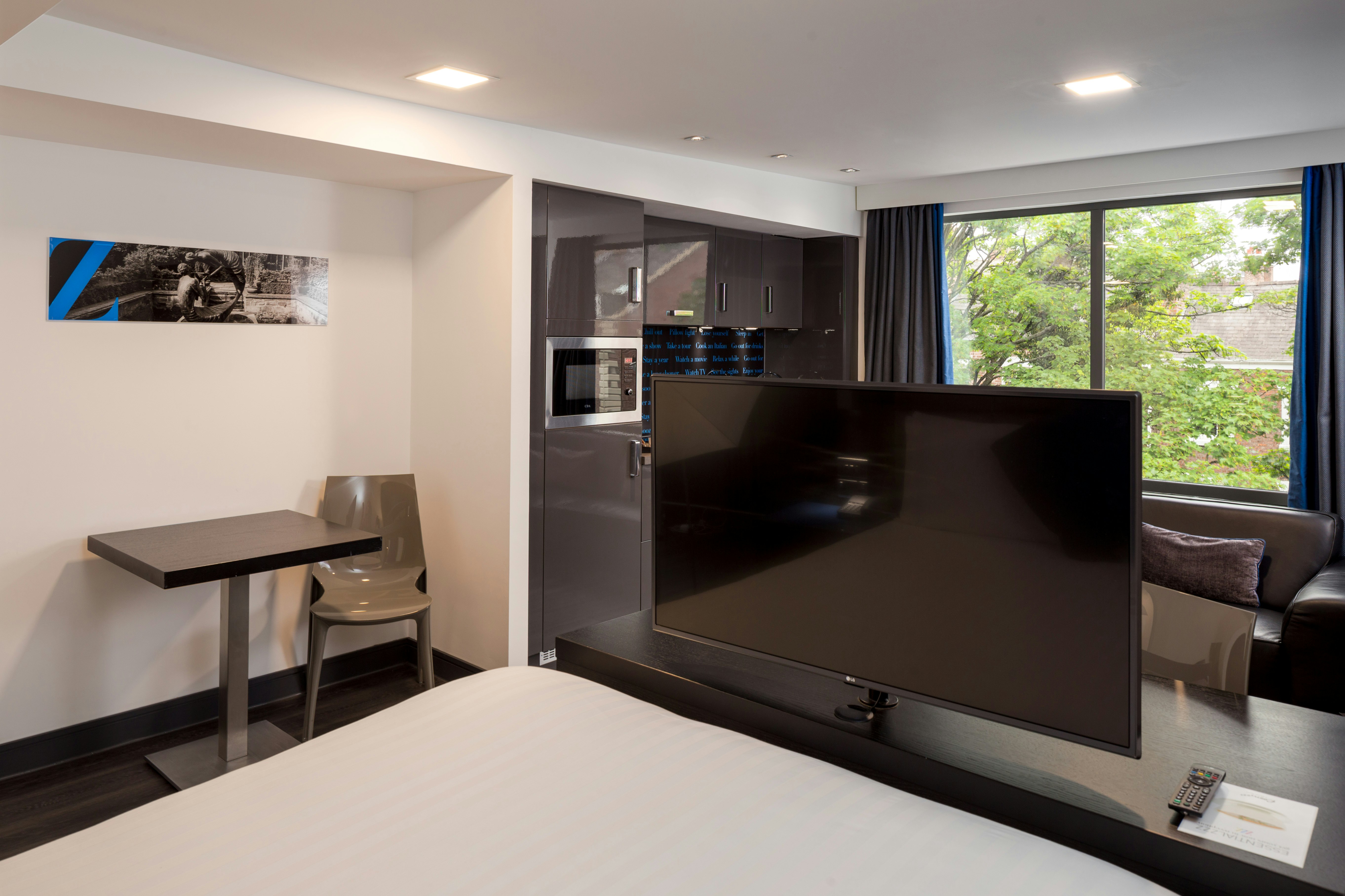 Roomzzz Chester City 9/77