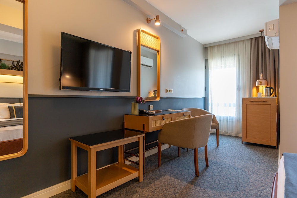 Viva La Vita Hotel Bornova 35/40